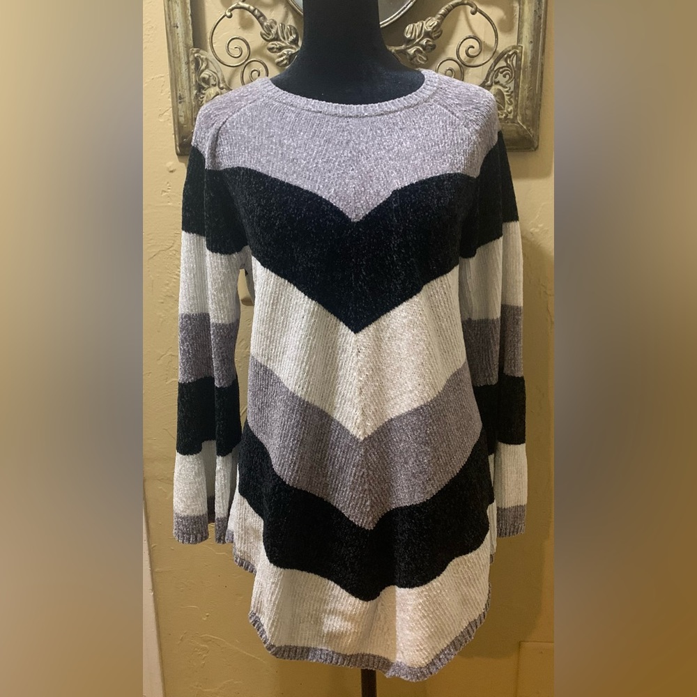 EST 1946 Gray, White, Black Sweater Size Medium